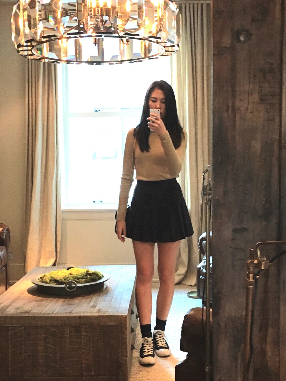 「R29Monochromies、ootd、outfit、casual、sneakers、streetstyle、tennis skirt、beige、black」｜「American Apparelのアイテム（スカート、ブラック系）」を使った、Chloeさん（レディース・168cm）の夏コーディネートの1枚目の写真