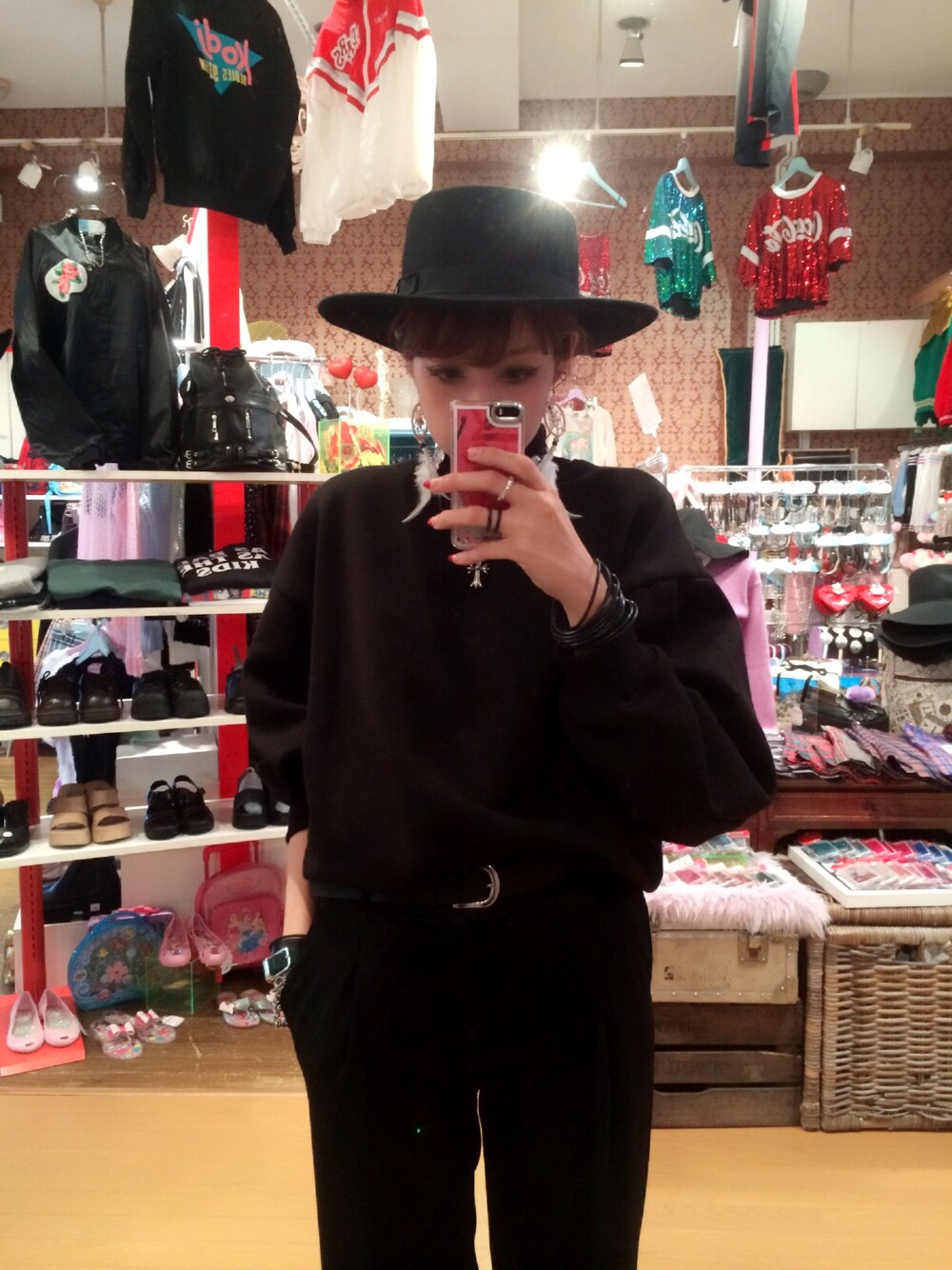 「BUBBLEStokyo、BUBBLES、western、Wide Pants」｜「BUBBLESのアイテム（Tシャツ/カットソー、ブラック系）」を使った、ℳさん（レディース・168cm）の春コーディネートの1枚目の写真