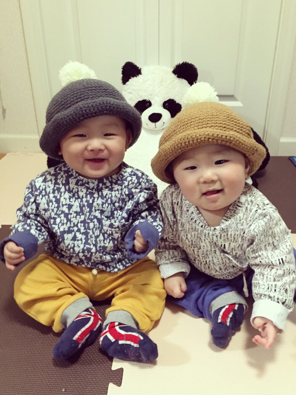 「総柄トップス、スウェットパンツ、ユニオンジャック、ポンポン付きニット帽、ポンポン帽子、双子、twins」｜「twinsmayaのアイテム（ニットキャップ/ビーニー、その他）」を使った、▲miiipppiiiさん（キッズ・60cm）の冬コーディネートの1枚目の写真