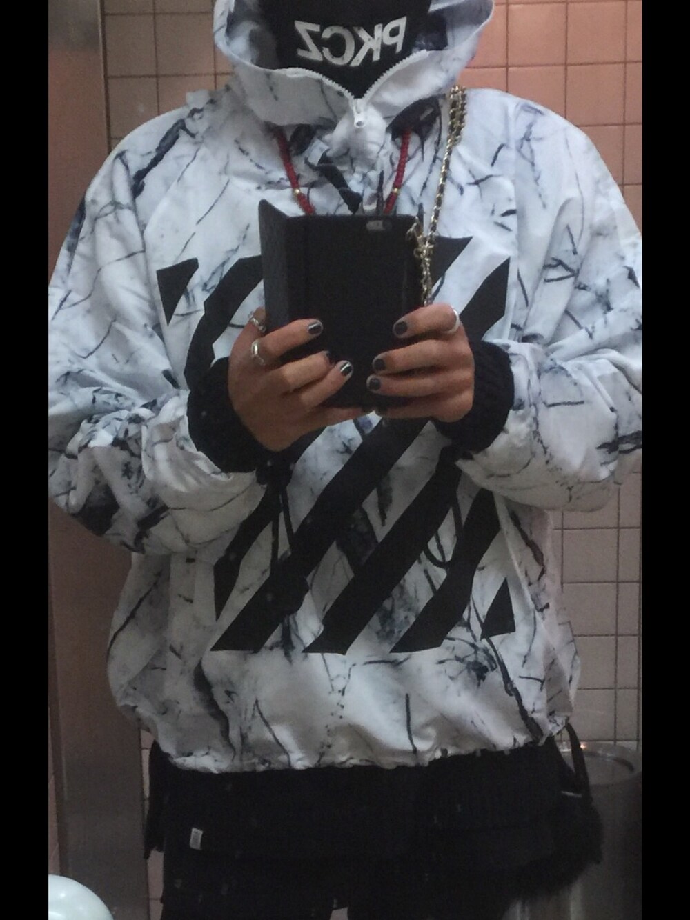「PKCZ、off white、H&M、ナイロンジャケット」｜「off whiteのアイテム（ナイロンジャケット、ホワイト系）」を使った、JULIANさん（メンズ・180cm）の冬コーディネートの1枚目の写真
