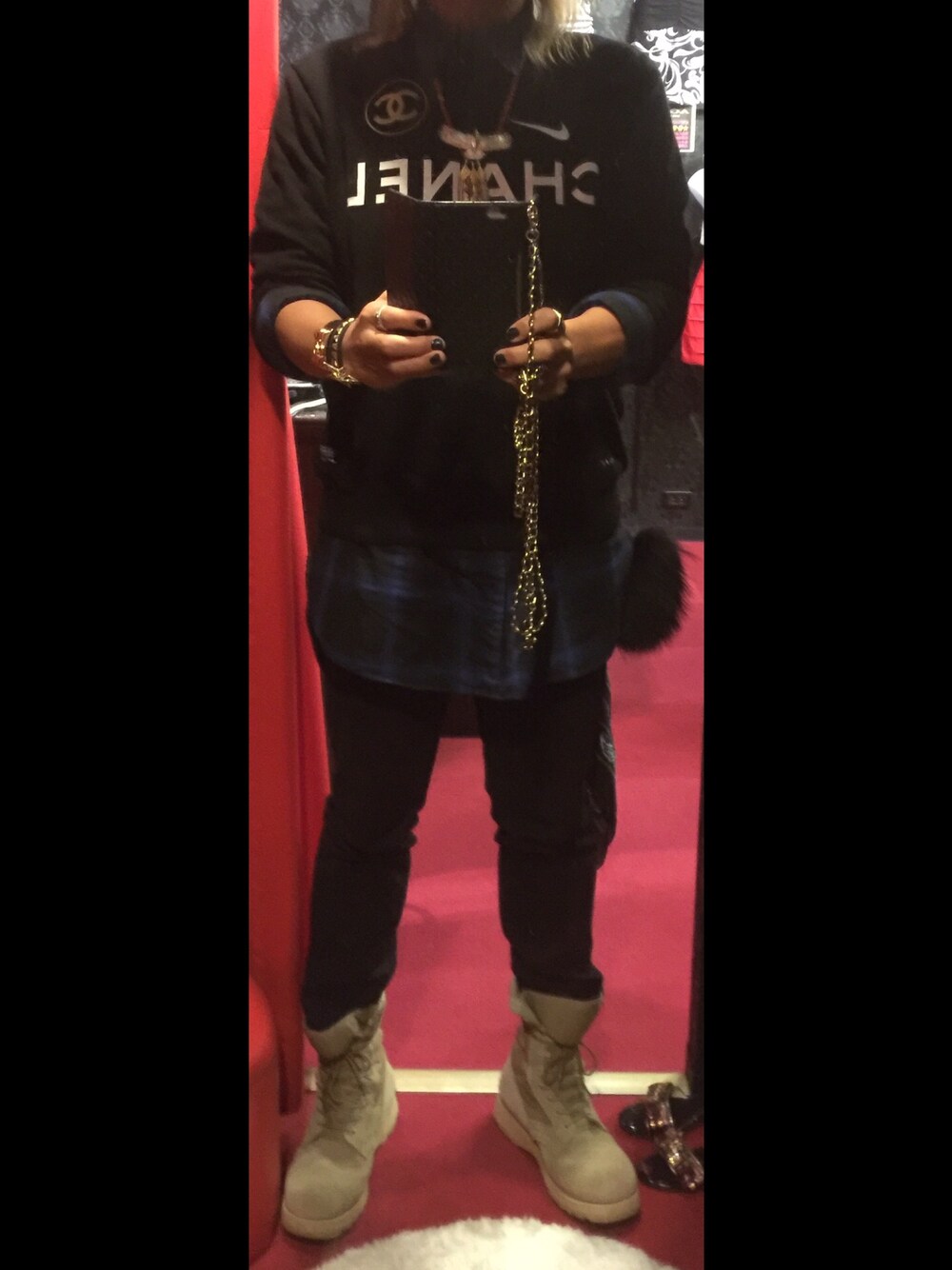 「chanel、EvanesceBoutique、YVES SAINT LAURENT、HERMES、goro's、Chrome Hearts、三代目JSB、BIGBANG、春コーデ」｜「EVANESCEBOUTIQUEのアイテム（スウェット、ブラック系）」を使った、JULIANさん（メンズ・180cm）の冬コーディネートの1枚目の写真