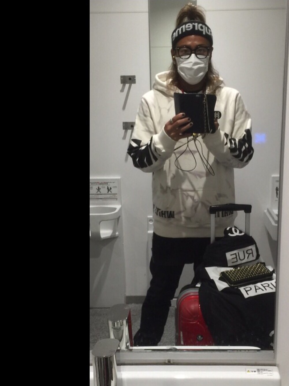 「春コーデ、ヘアバンド、パーカーコーデ、オーバーサイズ、off white、goro's」｜「Supreme のアイテム（ヘアバンド、ブラック系）」を使った、JULIANさん（メンズ・180cm）の春コーディネートの1枚目の写真