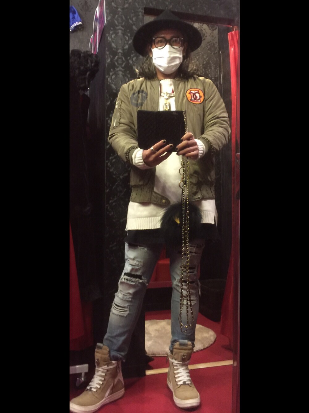 「春コーデ、クラッシュデニム、スニーカー、rick owens X chrome hearts、goro's、EvanesceBoutique、chanel、ニット」｜「goro'sのアイテム（ネックレス、シルバー系）」を使った、JULIANさん（メンズ・180cm）の春コーディネートの1枚目の写真