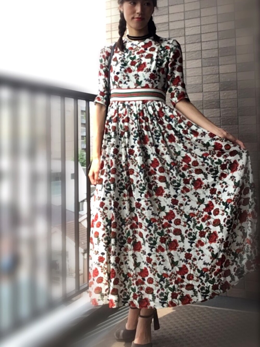 ホワイト系のワンピースを着用したレディースの秋コーディネートの1枚目の写真