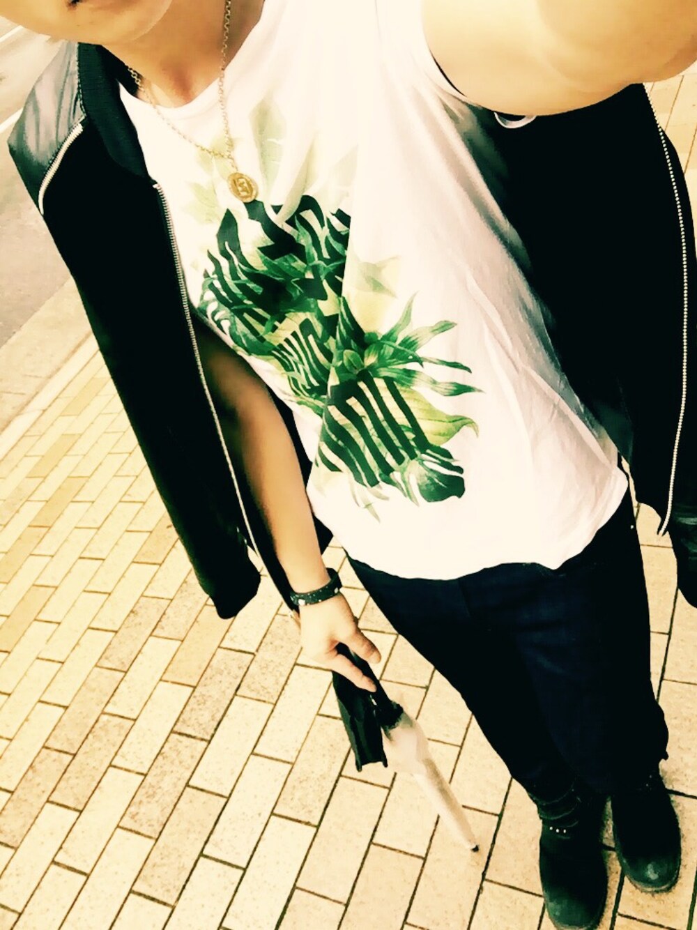 ホワイト系のTシャツ/カットソー、ブラック系のノーカラージャケット、ブルー系のデニムパンツを着用したメンズの秋コーディネートの1枚目の写真