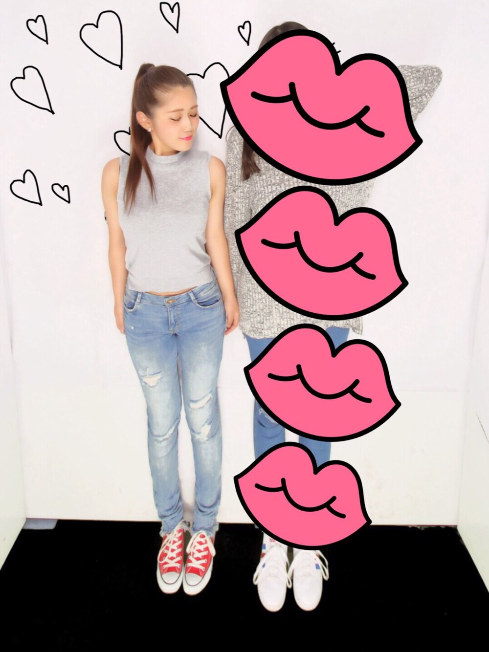 グレー系のタンクトップ、ブルー系のデニムパンツ、レッド系のスニーカーを着用したレディースの夏コーディネートの1枚目の写真