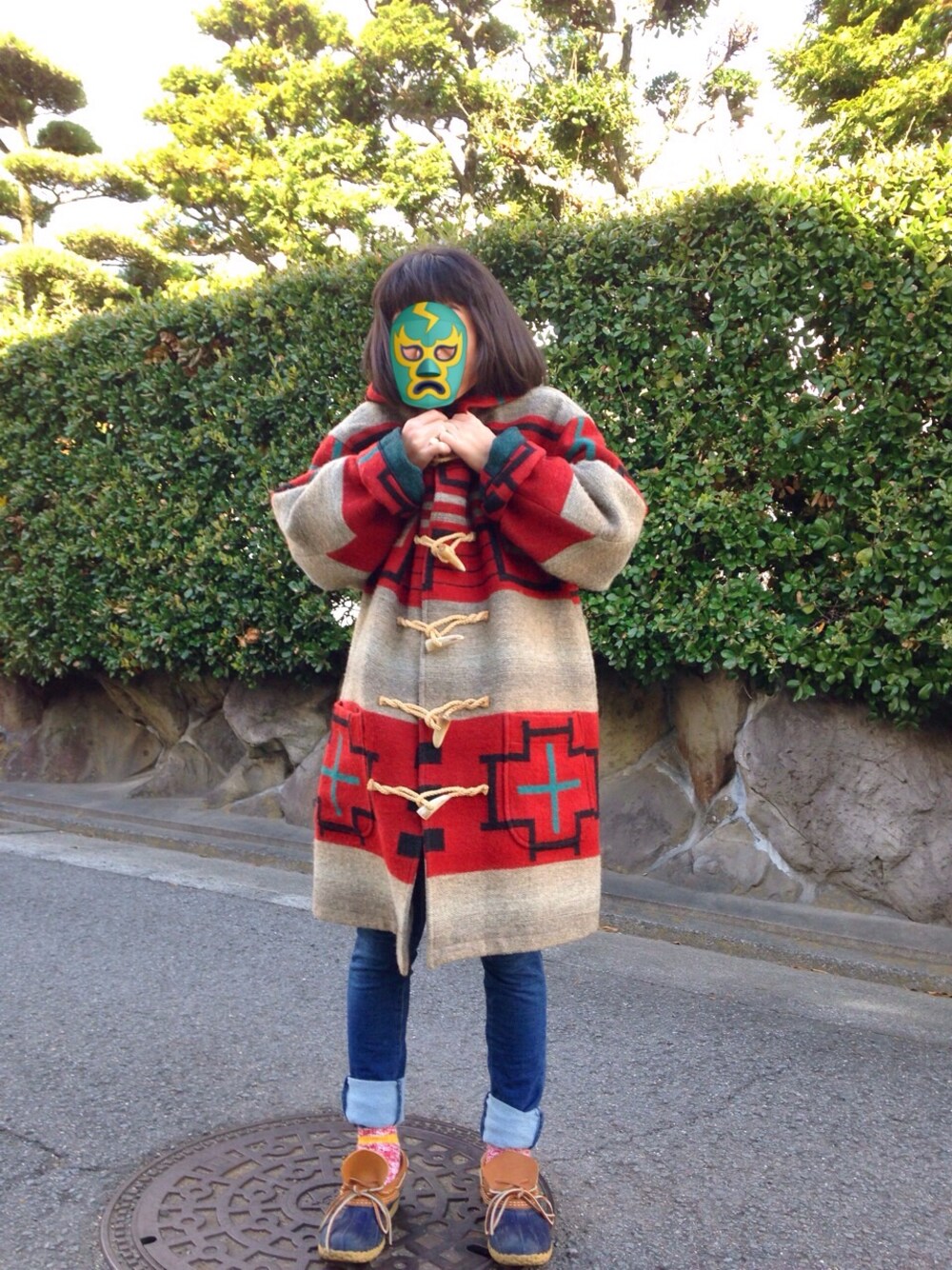 その他のダッフルコート、ブルー系のデニムパンツを着用したレディースの冬コーディネートの1枚目の写真