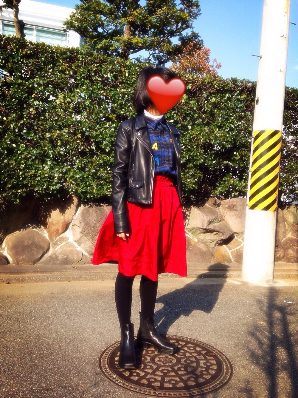 「チェックシャツ、レッド×ブラック、ブルー×ブラック、PRADA、ライダースジャケット、サイドゴアブーツ、ミモレ丈スカート」｜「HALFMANのアイテム（シャツ/ブラウス、ブルー系）」を使った、マコさん（レディース・152cm）の冬コーディネートの1枚目の写真