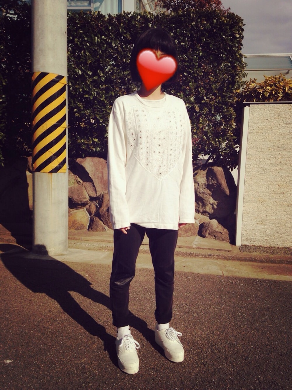 「ハート、ハリウッドランチマーケット、NIKE、ciaopanic、厚底スニーカー、ブラック×ホワイト」｜「HOLLYWOOD RANCH MARKETのアイテム（Tシャツ/カットソー、ホワイト系）」を使った、マコさん（レディース・152cm）の冬コーディネートの1枚目の写真
