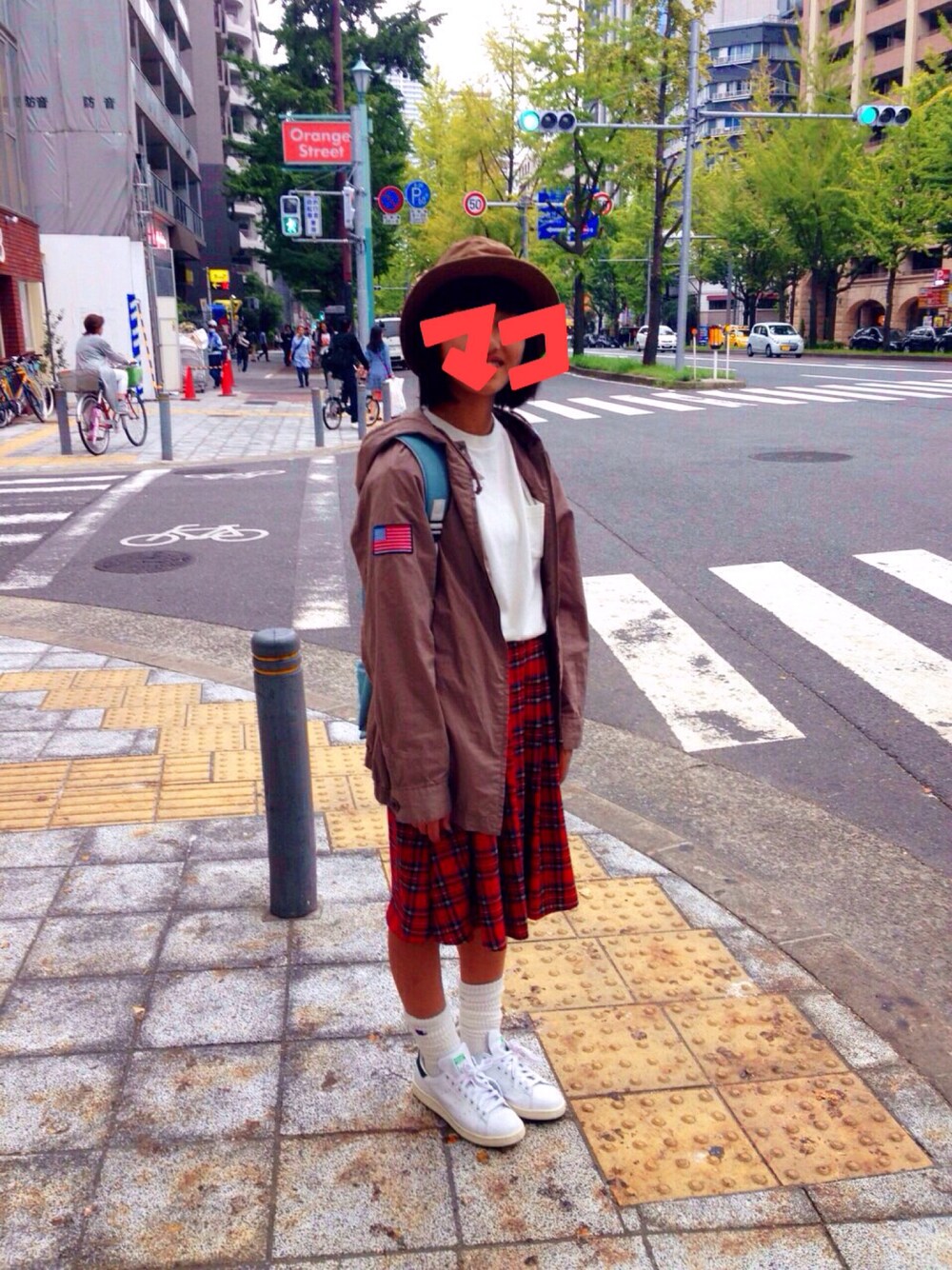 「スポーツミックス、Champion、マウンテンパーカー、アメリカ、大阪、Bshop、タータンチェック、BEAMS、WEGO、ブラウン」｜「Bshopのアイテム（スウェット、ホワイト系）」を使った、マコさん（レディース・155cm）の秋コーディネートの1枚目の写真