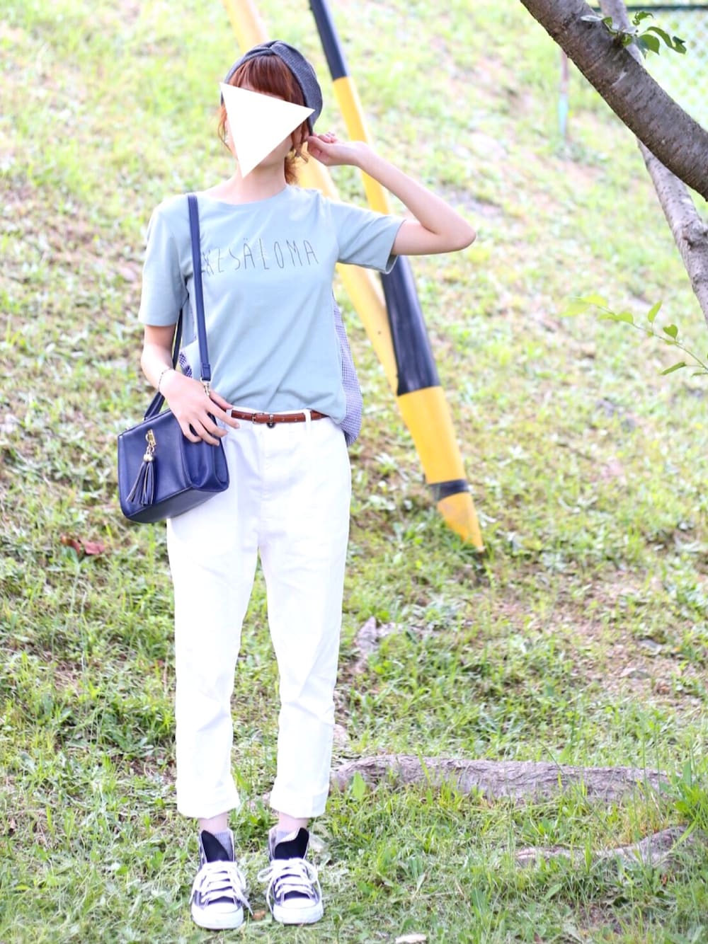 グリーン系のTシャツ/カットソー、ブルー系のショルダーバッグ、ホワイト系のチノパンツを着用したレディースの春コーディネートの1枚目の写真