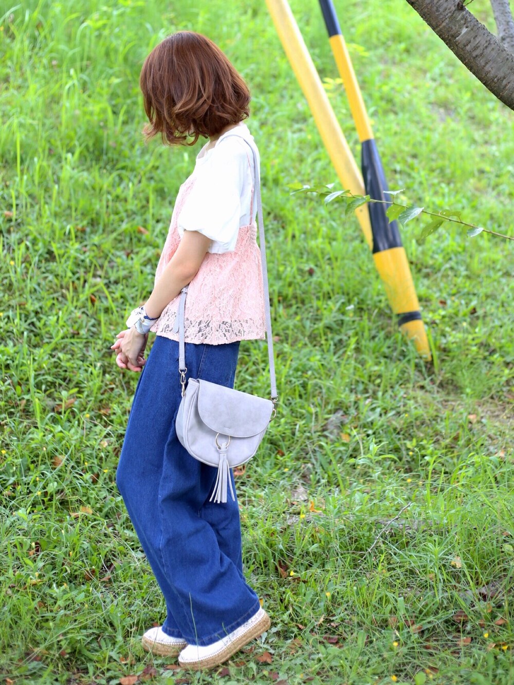 ピンク系のキャミソール、ホワイト系のTシャツ/カットソー、ホワイト系のサンダルを着用したレディースの夏コーディネートの1枚目の写真