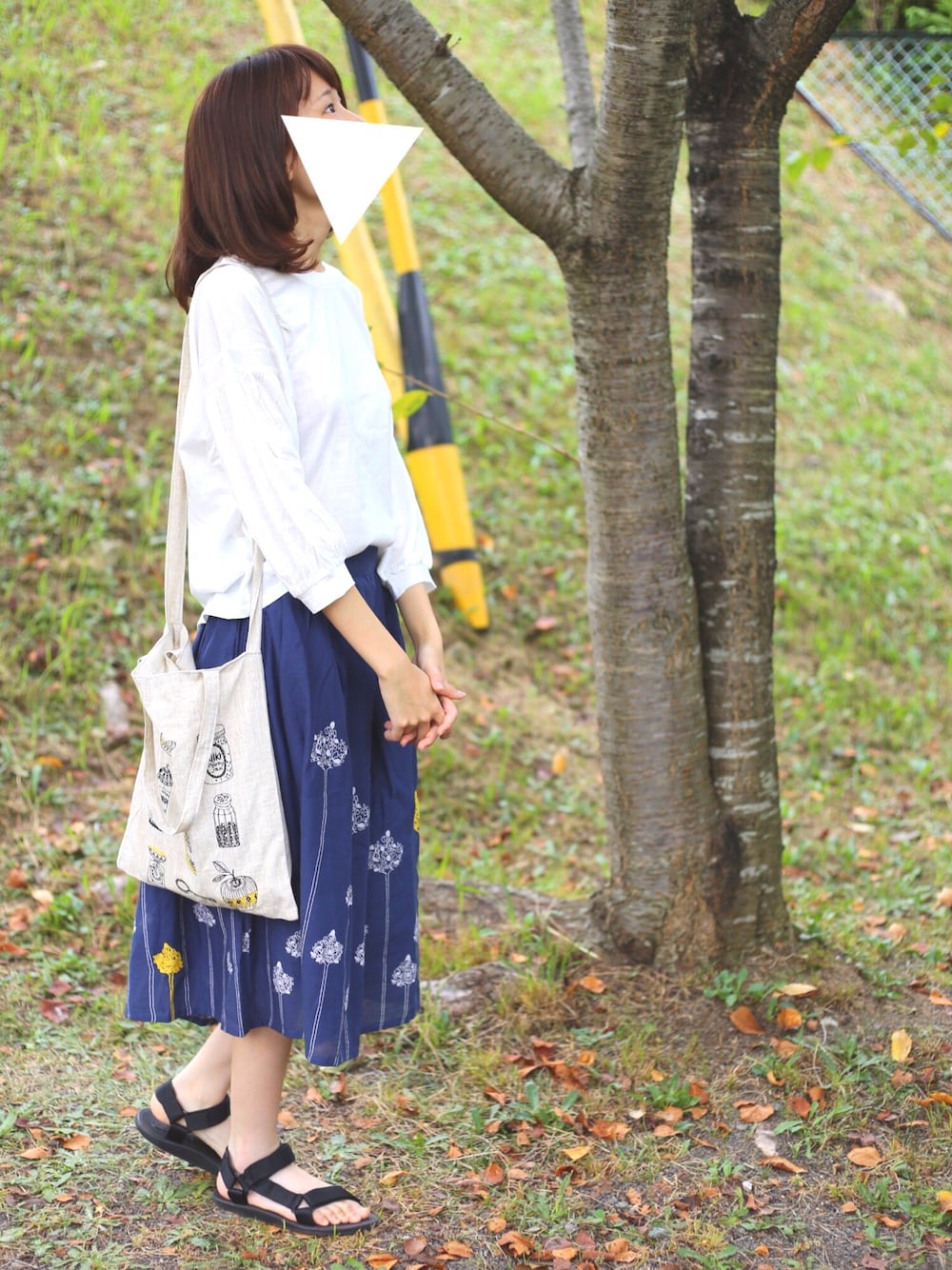 ホワイト系のTシャツ/カットソー、ブルー系のスカート、ベージュ系のトートバッグを着用したレディースの夏コーディネートの1枚目の写真