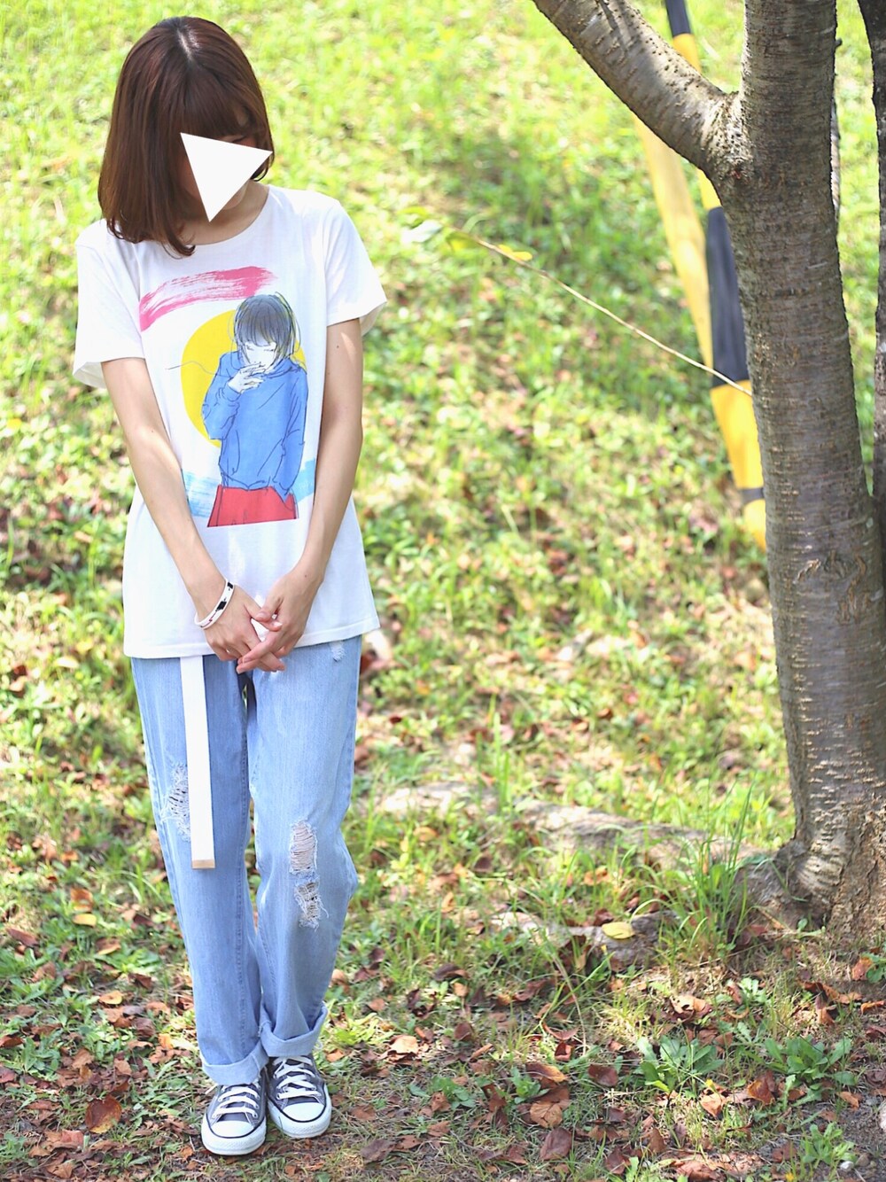 ホワイト系のTシャツ/カットソー、ブルー系のデニムパンツ、グレー系のスニーカーを着用したレディースの夏コーディネートの1枚目の写真