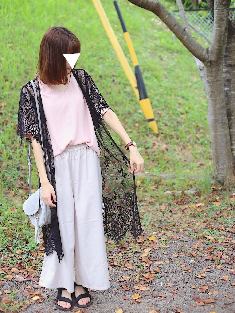 ピンク系のシャツ/ブラウス、ブラック系のカーディガン/ボレロ、ピンク系のその他パンツを着用したレディースの秋コーディネートの1枚目の写真