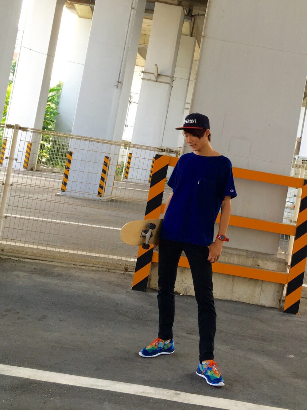 ブルー系のTシャツ/カットソー、ブラック系のチノパンツ、その他のスニーカーを着用したメンズの夏コーディネートの1枚目の写真