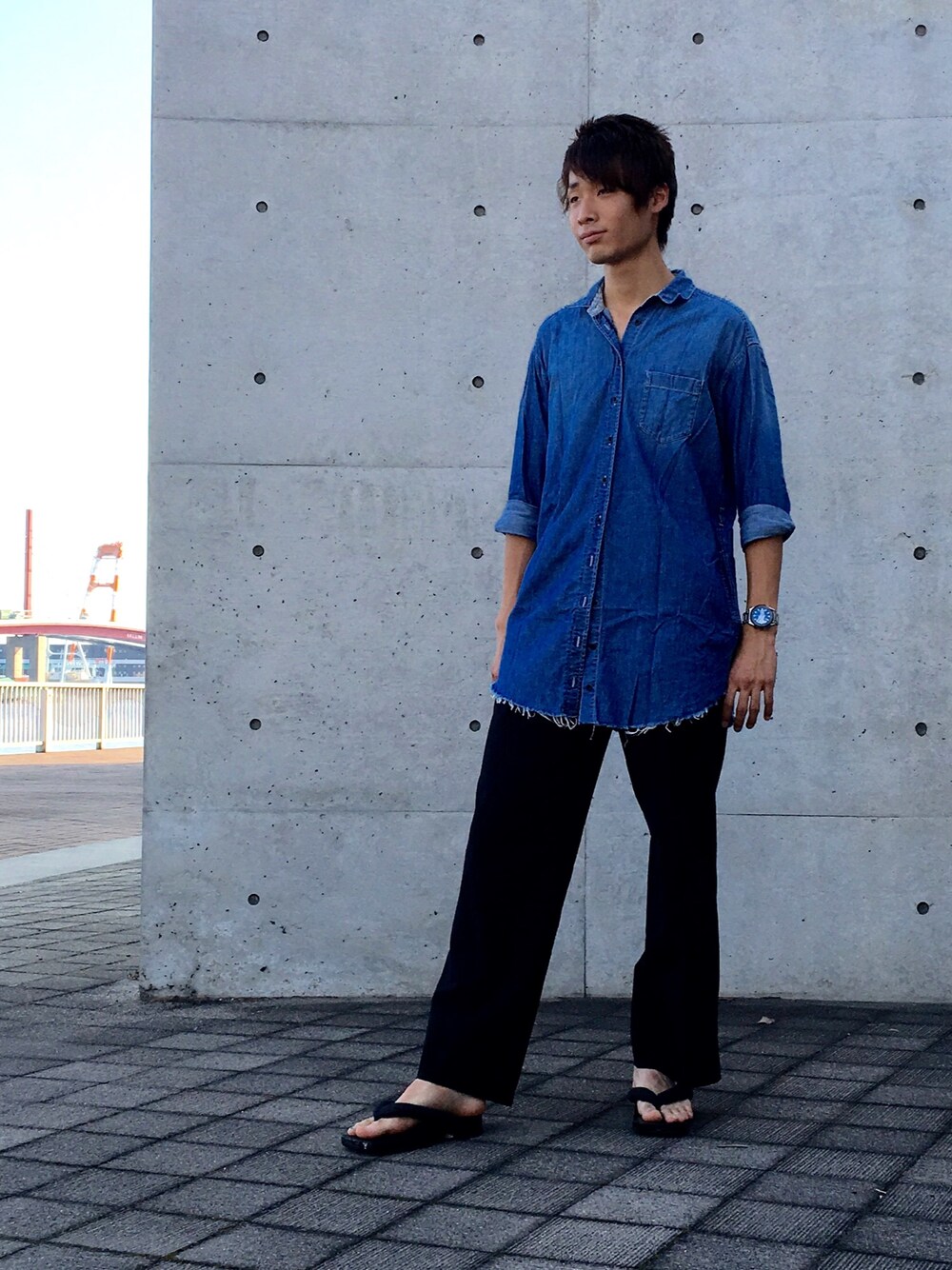 ブルー系のワンピース、ブラック系のその他パンツ、ブラック系のその他シューズを着用したメンズの夏コーディネートの1枚目の写真