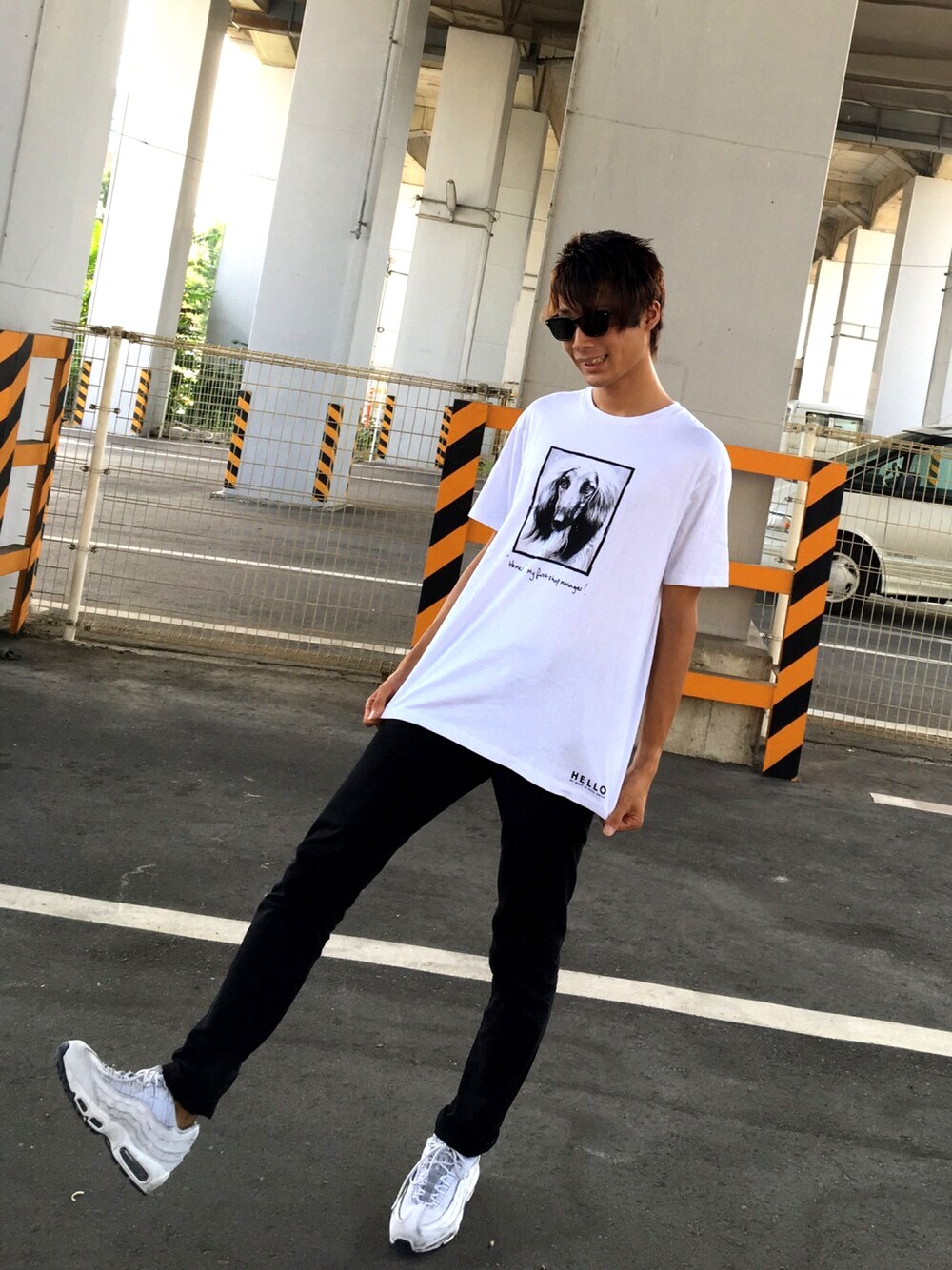 ホワイト系のTシャツ/カットソー、ブラック系のチノパンツ、ホワイト系のスニーカーを着用したメンズの夏コーディネートの1枚目の写真
