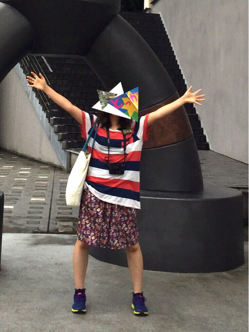 その他のTシャツ/カットソー、その他のパンツ、ブルー系のスニーカーを着用したレディースの夏コーディネートの1枚目の写真