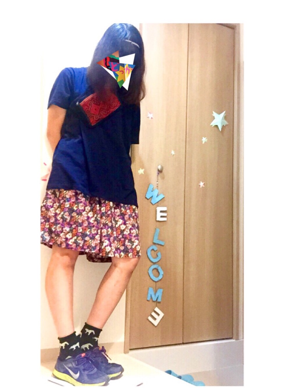 その他のパンツ、ブルー系のTシャツ/カットソー、ブルー系のスニーカーを着用したレディースの夏コーディネートの1枚目の写真