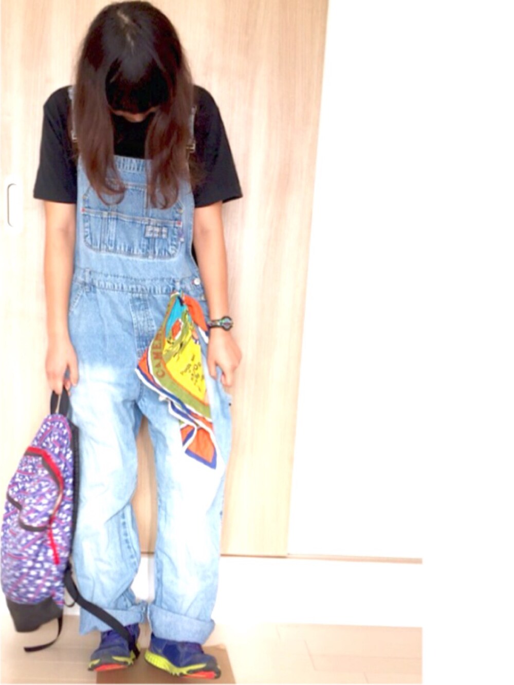 ブルー系のサロペット/オーバーオール、ブルー系のスニーカー、その他のバックパック/リュックを着用したレディースの秋コーディネートの1枚目の写真