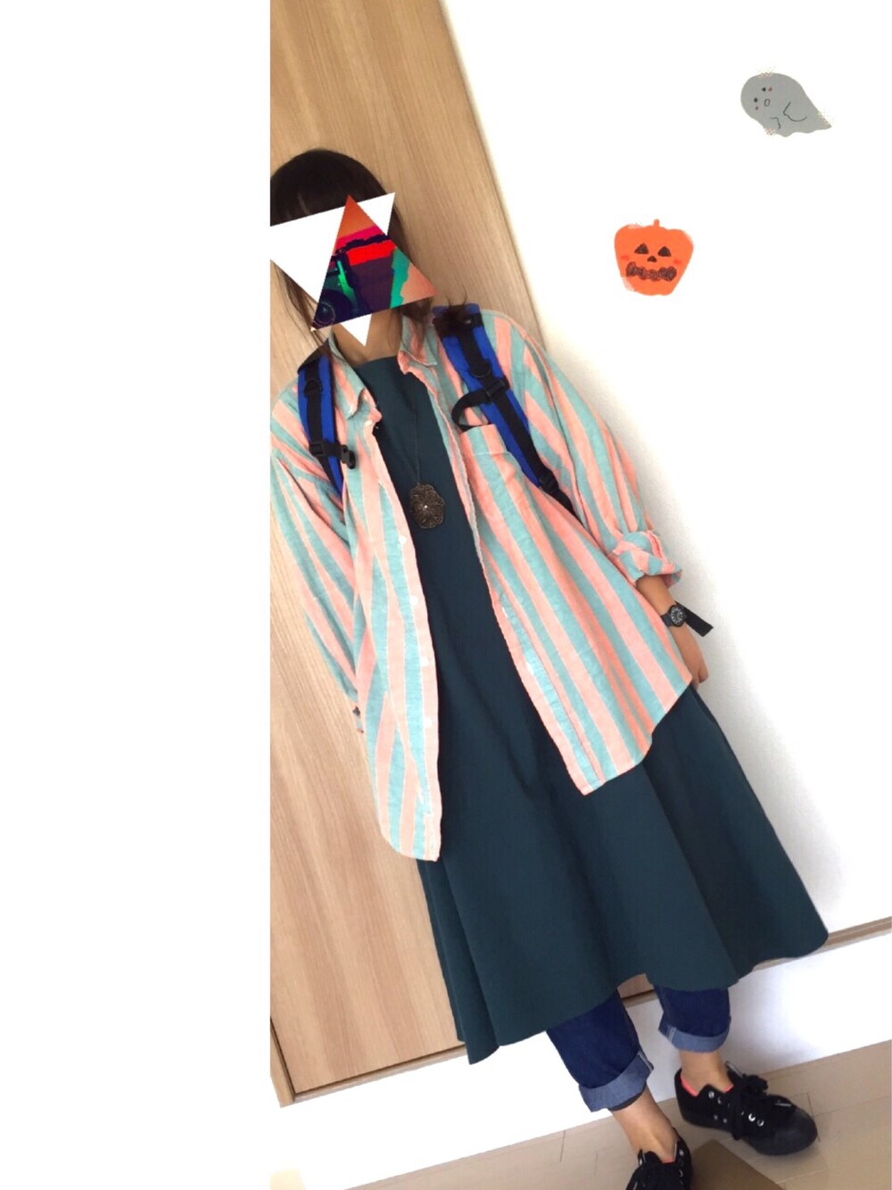 グリーン系のワンピース、その他のシャツ/ブラウス、ブルー系のデニムパンツを着用したレディースの秋コーディネートの1枚目の写真