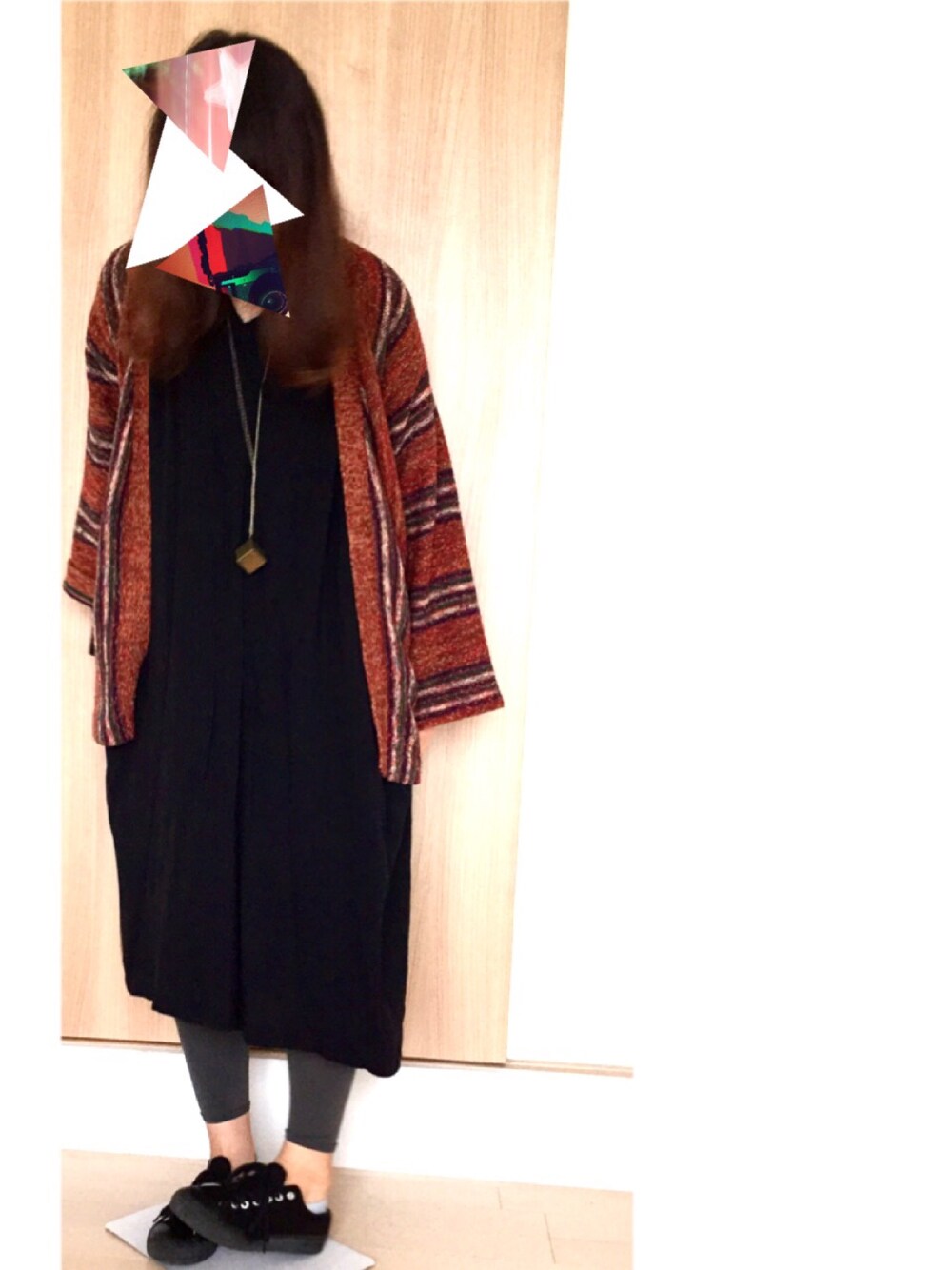 レッド系のその他アウター、ブラック系のワンピース、ブラック系のスニーカーを着用したレディースの秋コーディネートの1枚目の写真