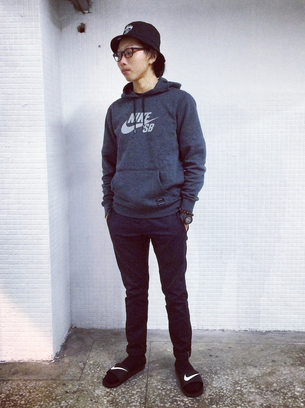 「NIKE、nike sb 、Dickies、stussy、G-SHOCK、school、fromhereshop、WEARBOOKエントリー」｜「STUSSYのアイテム（キャップ、ブラック系）」を使った、henさん（メンズ・174cm）の秋コーディネートの1枚目の写真