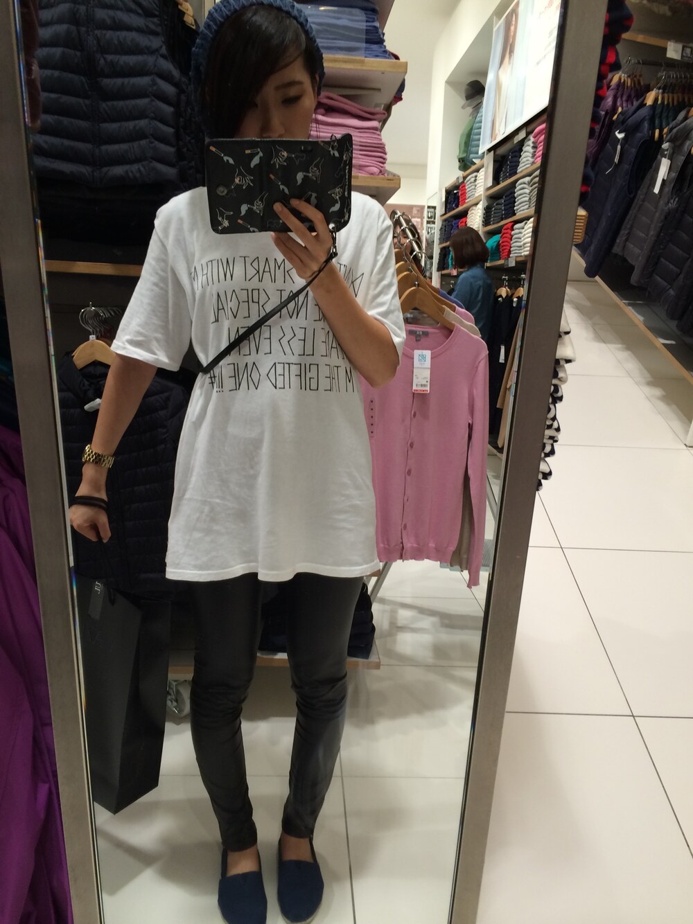 ブルー系のスニーカー、ブラック系のその他パンツ、ホワイト系のTシャツ/カットソーを着用したレディースの秋コーディネートの1枚目の写真