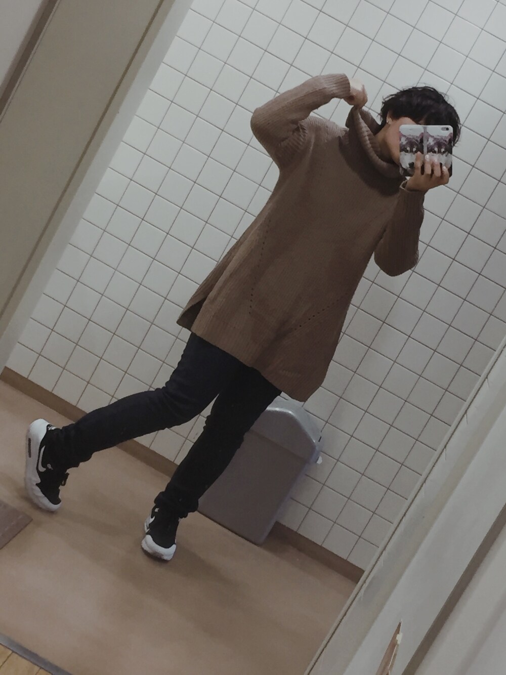 ブラウン系のニット/セーター、ブラック系のその他パンツ、ブラック系のスニーカーを着用したメンズの冬コーディネートの1枚目の写真