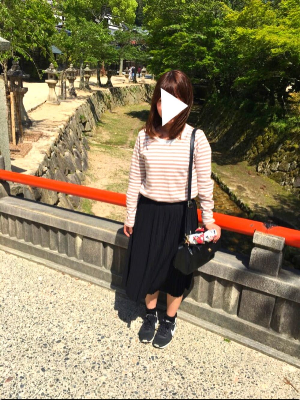 「カジュアルコーデ、プリーツスカート、ボーダー、スニーカー×靴下、広島、厳島神社」｜「URBAN RESEARCH DOORS WOMENSのFORK&SPOON　オーガニックボーダーロングTシャツ（Tシャツ/カットソー、ベージュ系）」を使った、Rina…♡さん（レディース・152cm）の春コーディネートの1枚目の写真
