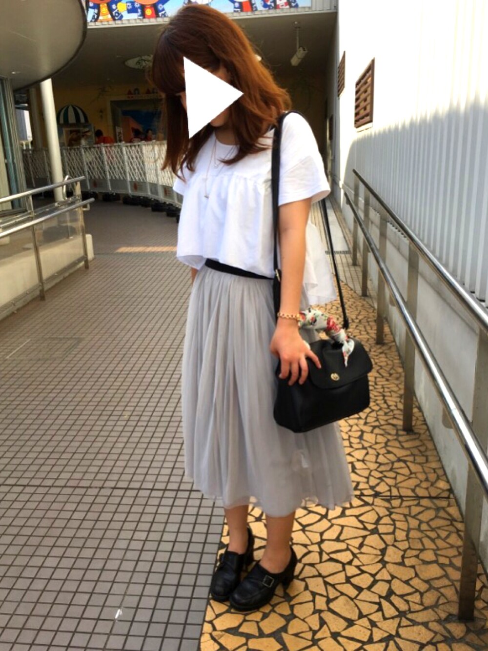 「夏コーデ、白トップス、チュールスカート、大人カジュアル」｜「HeatherのスカーフツキフラップBAG  712307（ショルダーバッグ、ブラック系）」を使った、Rina…♡さん（レディース・152cm）の夏コーディネートの1枚目の写真