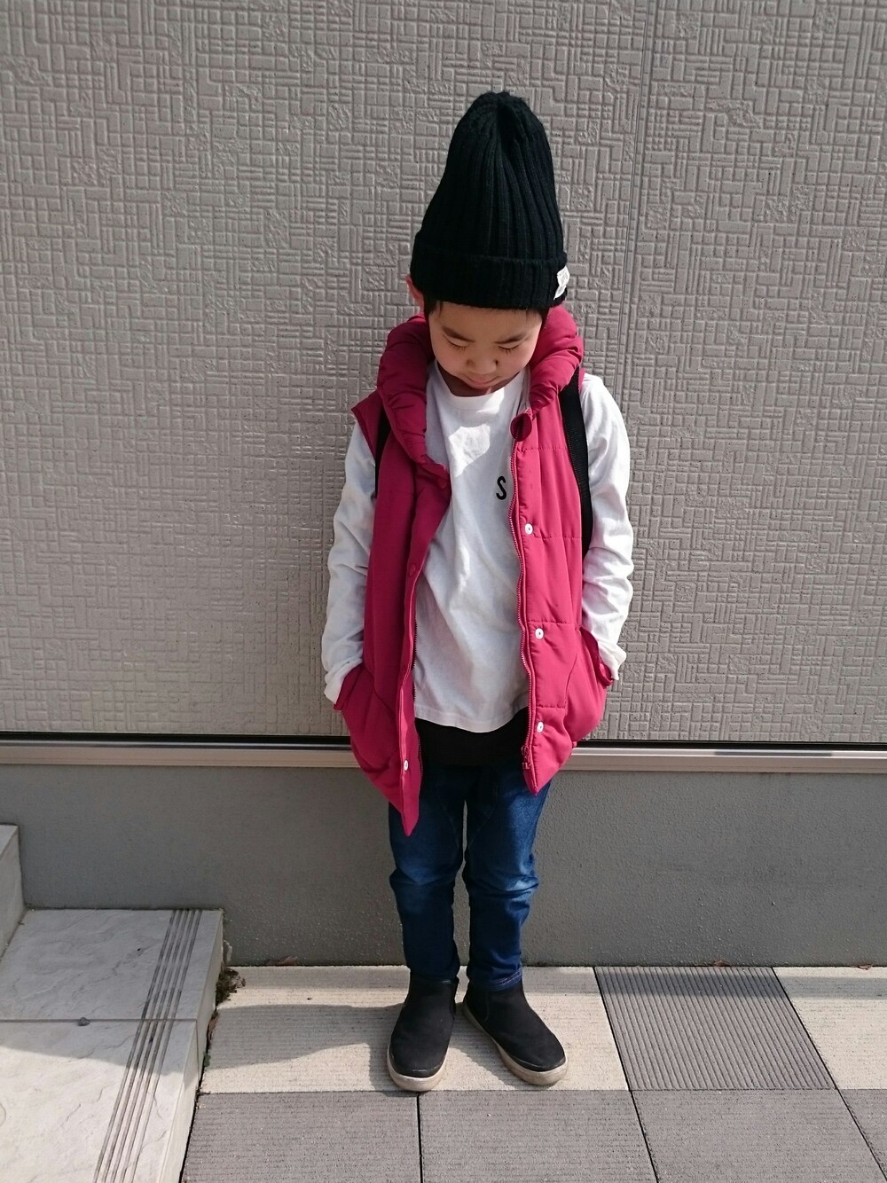「おとこのこ、キッズコーデ、7歳、男の子、ニット帽、デニムパンツ」｜「西松屋のアイテム（ダウンベスト、レッド系）」を使った、Rさん（キッズ・120cm）の春コーディネートの1枚目の写真