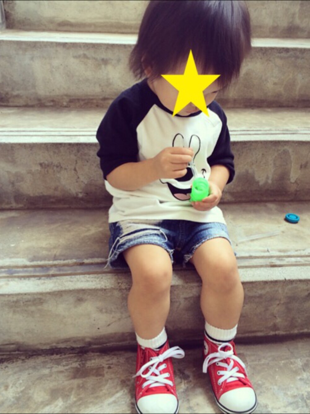 「abcdのアイテム（パンツ、ブルー系）」を使った、yuri！さん（キッズ・90cm）の秋コーディネートの1枚目の写真