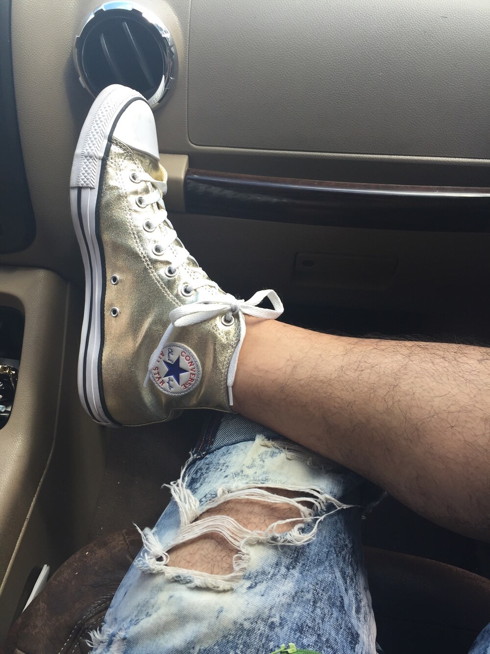 「R29SummerSneaks、shoes、converse、menswear、shoecloset、distressed demin shorts、distressed jeans、ZARA」｜「CONVERSE ALL STARのアイテム（スニーカー、ゴールド系）」を使った、Marcos Moralesさん（メンズ・178cm）の夏コーディネートの1枚目の写真