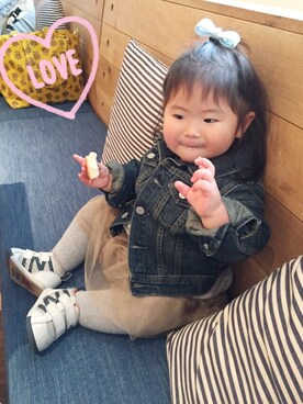 「白いスニーカー」｜「アイテム（デニムジャケット）」を使った、あみぃ さん（キッズ・80cm）の春コーディネート