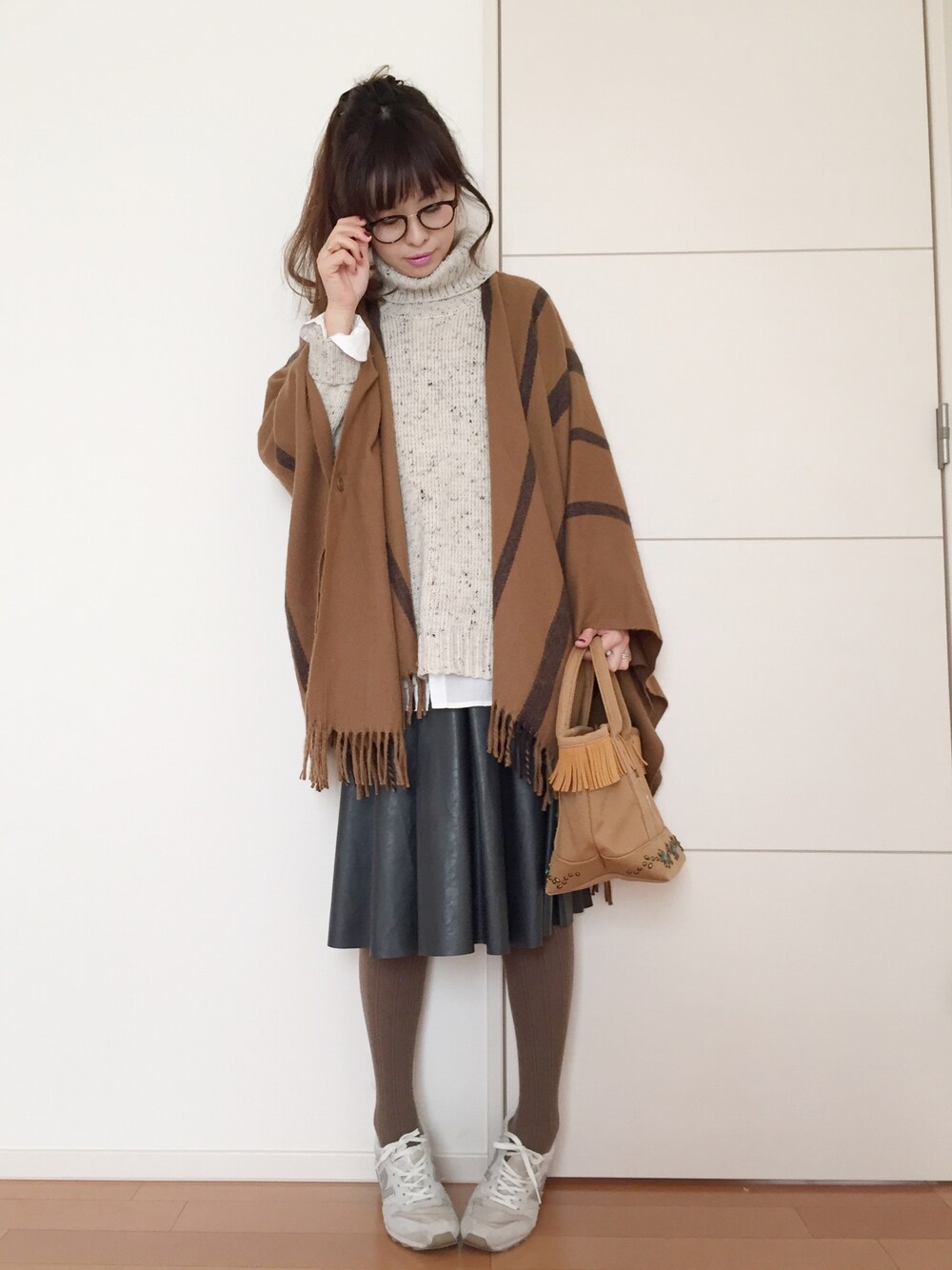 「ゆるコーデ、レザースカート、キャメル、ポンチョ、メガネ女子、GU」｜「ronhermanのトートバッグ（トートバッグ、ブラウン系）」を使った、あみぃ さん（レディース・163cm）の冬コーディネートの1枚目の写真