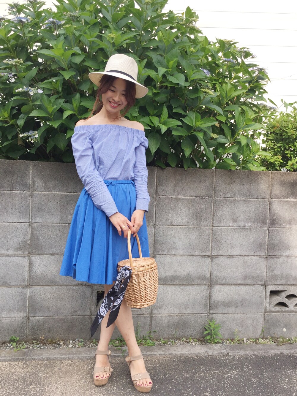 「ドラフトRA、大人カジュアル、シンプル、オフショル、スカート、ZARA、サンダル、ストライプ」｜「ZARAのアイテム（シャツ/ブラウス、ブルー系）」を使った、あみぃ さん（レディース・163cm）の夏コーディネートの1枚目の写真
