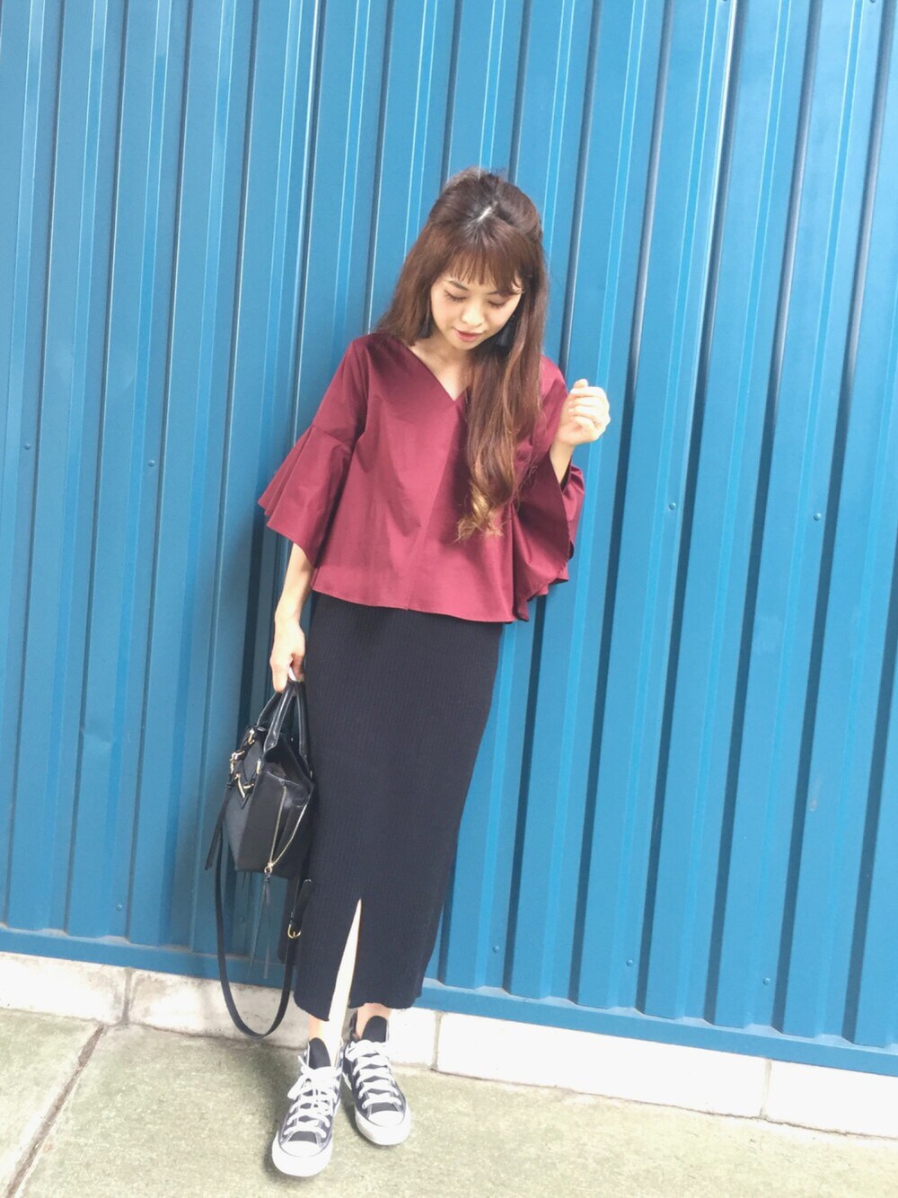 「大人カジュアル、outfit、ママコーデ、コンバース、ニットスカート、秋のコーデ、ボルドー」｜「RANDAのＶネックフレアスリーブブラウス（シャツ/ブラウス、レッド系）」を使った、あみぃ さん（レディース・163cm）の秋コーディネートの1枚目の写真
