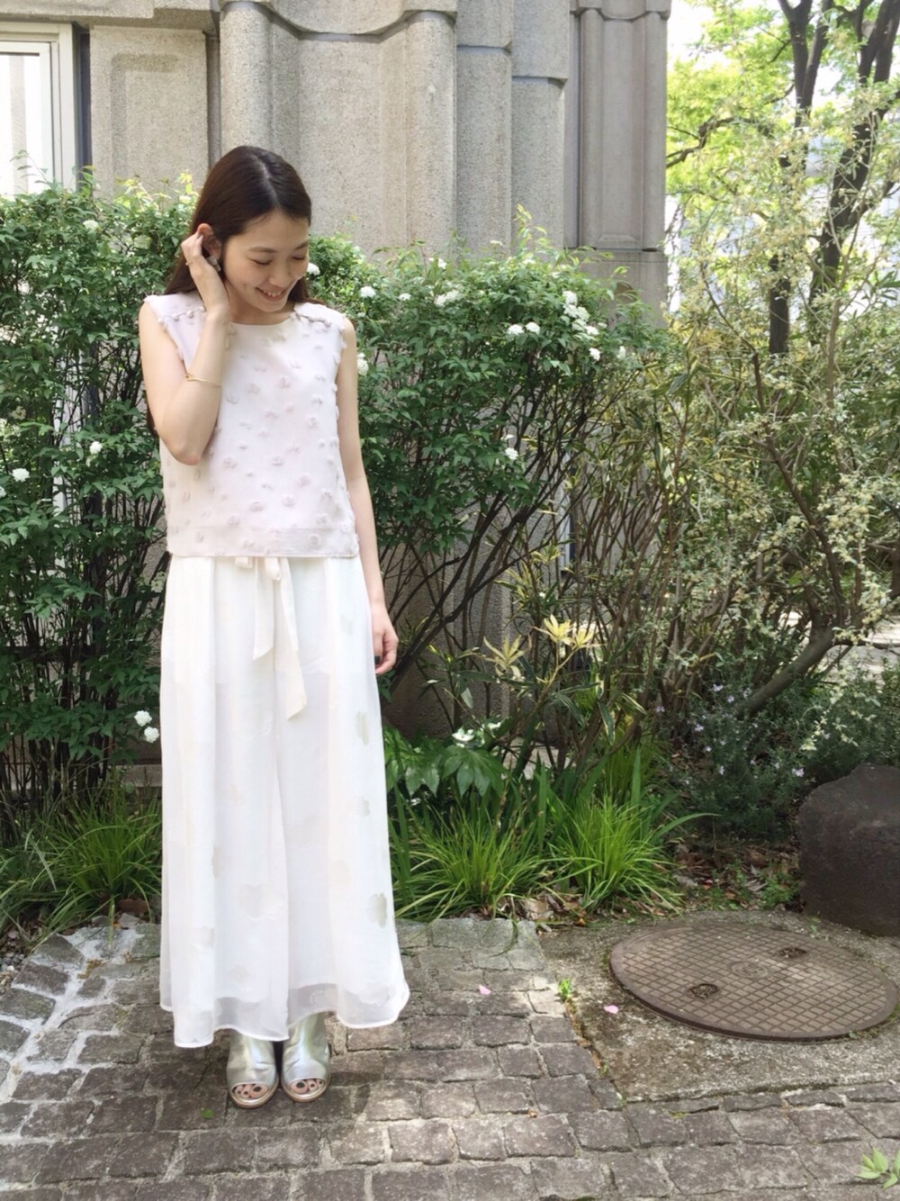 ピンク系のシャツ/ブラウス、ピンク系のその他パンツ、ベージュ系のサンダルを着用したレディースの春コーディネートの1枚目の写真