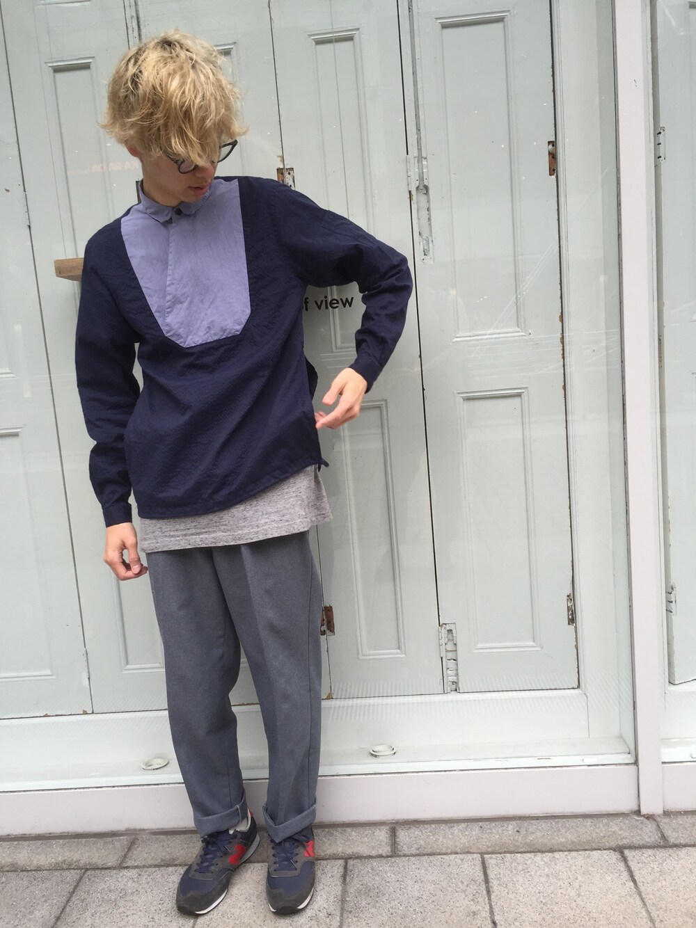 ブルー系のシャツ/ブラウス、グレー系のパンツ、ブルー系のスニーカーを着用したメンズの秋コーディネートの1枚目の写真
