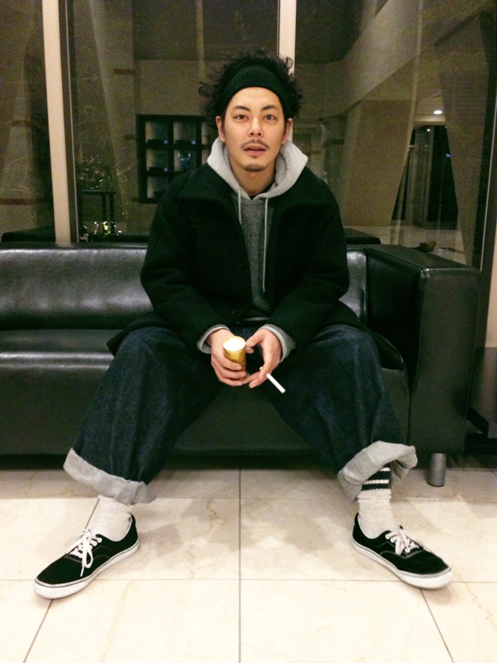 「ビッグシルエット、ワイドパンツ、インディゴデニム、BLACK&BLUE、the sakaki、VANSのスニーカー、アウター×グレーパーカー」｜「BLACK&BLUEのBLACK&BLUE ウールメルトンスタンドカラーコート（その他アウター、ブラック系）」を使った、YUSUKE_WAKAMORIさん（メンズ・178cm）の冬コーディネートの1枚目の写真