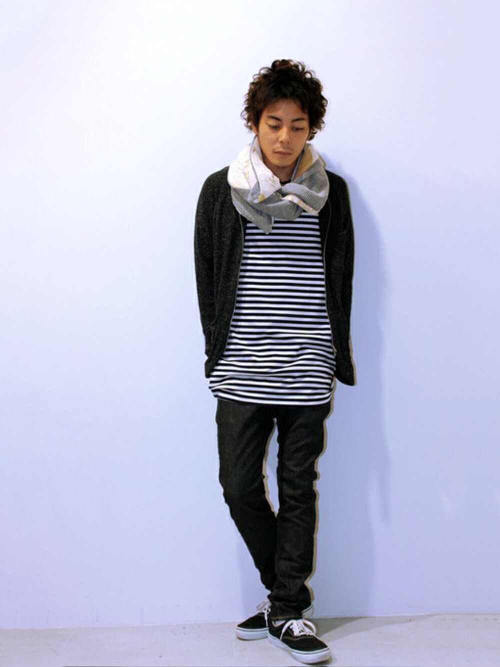 「スキニー、ganryu、jieda」｜「VANSのVANS ERA BLACK × WHITE（スニーカー、ブラック系）」を使った、YUSUKE_WAKAMORIさん（メンズ・178cm）の冬コーディネートの1枚目の写真