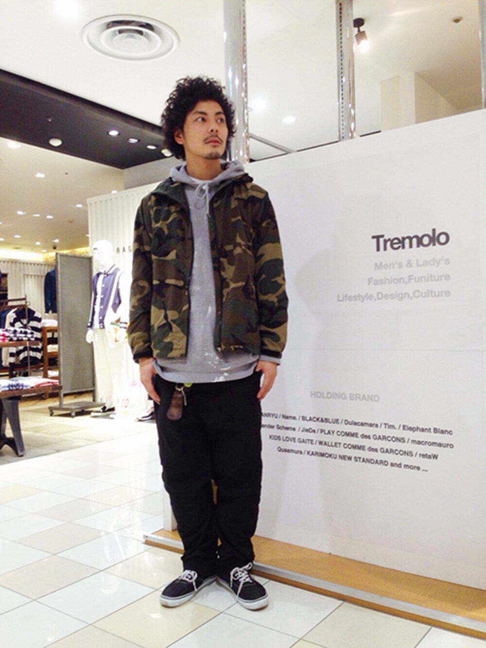 「ビッグシルエット、カモフラ、ストリート、サルエルパンツ、VANSのスニーカー、アウター×グレーパーカー」｜「JiedaのBAGGY SARROUEL PANTS（その他パンツ、ブラック系）」を使った、YUSUKE_WAKAMORIさん（メンズ・178cm）の春コーディネートの1枚目の写真