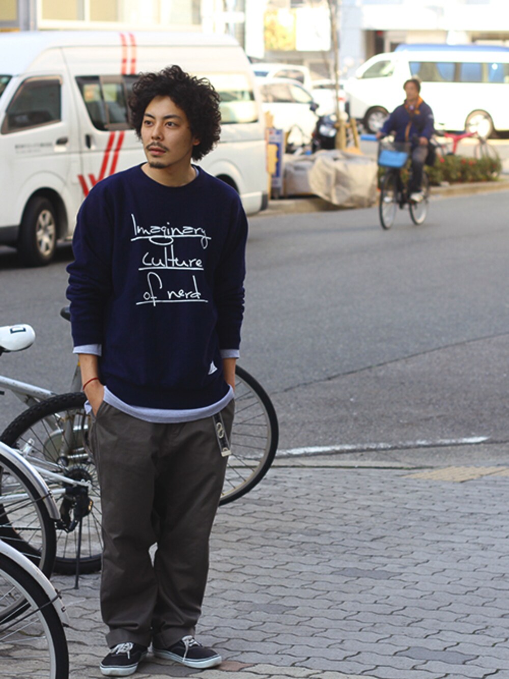 「サルエルパンツ、ロゴスウェット、ganryu、 GANRYU、iCON.、VANSのスニーカー」｜「iCON HAND LOGO SWEAT（スウェット、ブルー系）」を使った、YUSUKE_WAKAMORIさん（メンズ・178cm）の春コーディネートの1枚目の写真