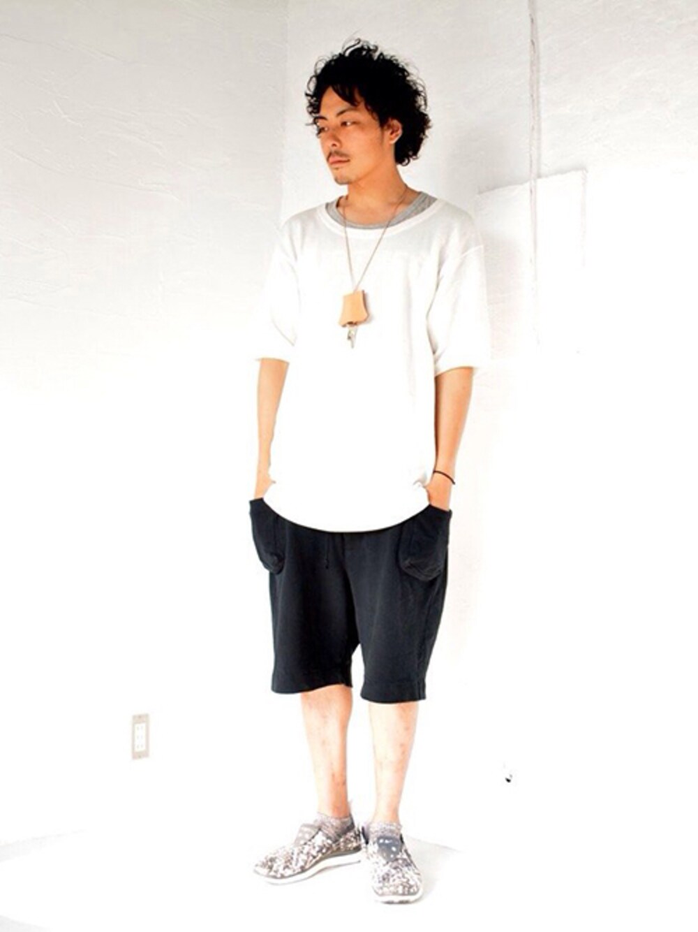 「ニット、ショートパンツ、wonderland、ポロシャツ、Tremolo、theSakaki、OVIE STUDIO、日本代表ウェア」｜「the Sakakiのthe Bang by the Sakaki 編物（ニット/セーター、ホワイト系）」を使った、YUSUKE_WAKAMORIさん（メンズ・178cm）の夏コーディネートの1枚目の写真