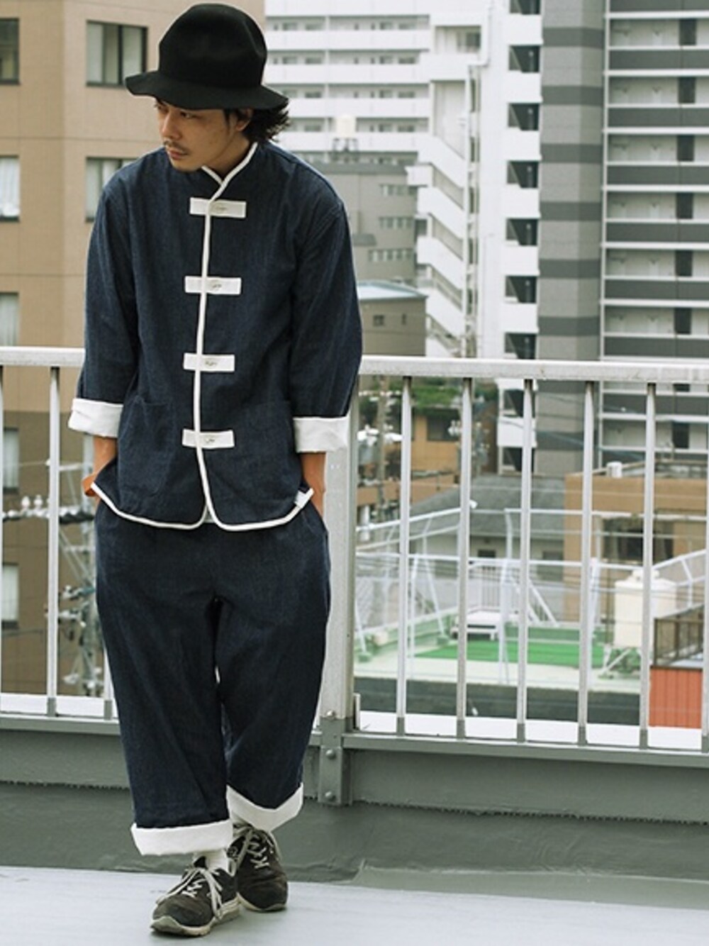 「Tremolo、NOWHAW」｜「nowhawのNOWHAW "kung-fu" pajama （ルームウェア/パジャマ、ブルー系）」を使った、YUSUKE_WAKAMORIさん（メンズ・178cm）の夏コーディネートの1枚目の写真