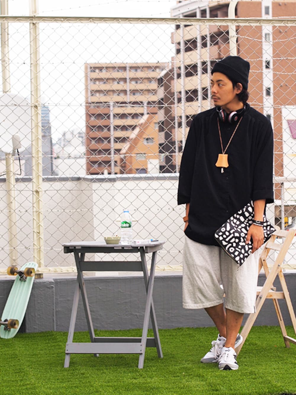「クラッチバッグ、ニットキャップ、フェススタイル、Hender Scheme、UNDER COVER、Tremolo、BLACK&BLUE、HERMES、 スウェットショーツ、ビッグシルエット」｜「BLACK BOOTS × Tremolo knit beanie（ニットキャップ/ビーニー、ブラック系）」を使った、YUSUKE_WAKAMORIさん（メンズ・178cm）の夏コーディネートの1枚目の写真