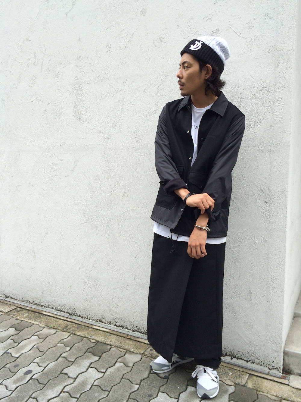 「スカート、 ＪｉｅＤａ、モノトーン、ganryu、 Tremolo」｜「JiedaのJieDa × override KNIT CAP（ニットキャップ/ビーニー、ブラック系）」を使った、YUSUKE_WAKAMORIさん（メンズ・178cm）の秋コーディネートの1枚目の写真