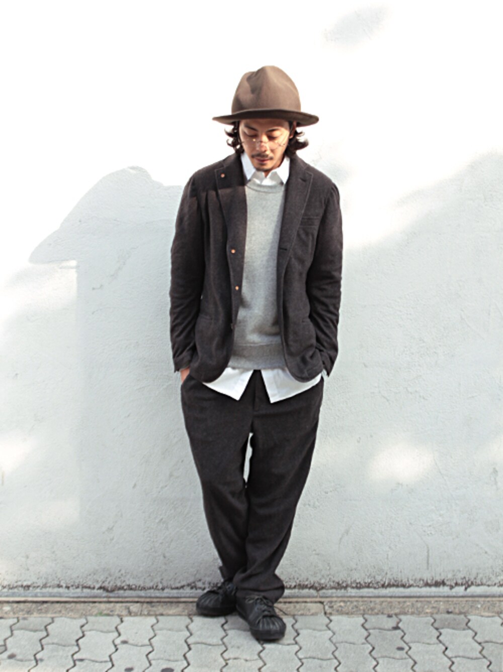 「セットアップ、丸メガネ、Hender Scheme、Tremolo、digawel、無地スウェット、マウンテンハット、elephant blanc」｜「Elephant Branc 【エレファンブラン】 Fleece 3B Jacket（テーラードジャケット、ブラック系）」を使った、YUSUKE_WAKAMORIさん（メンズ・178cm）の秋コーディネートの1枚目の写真